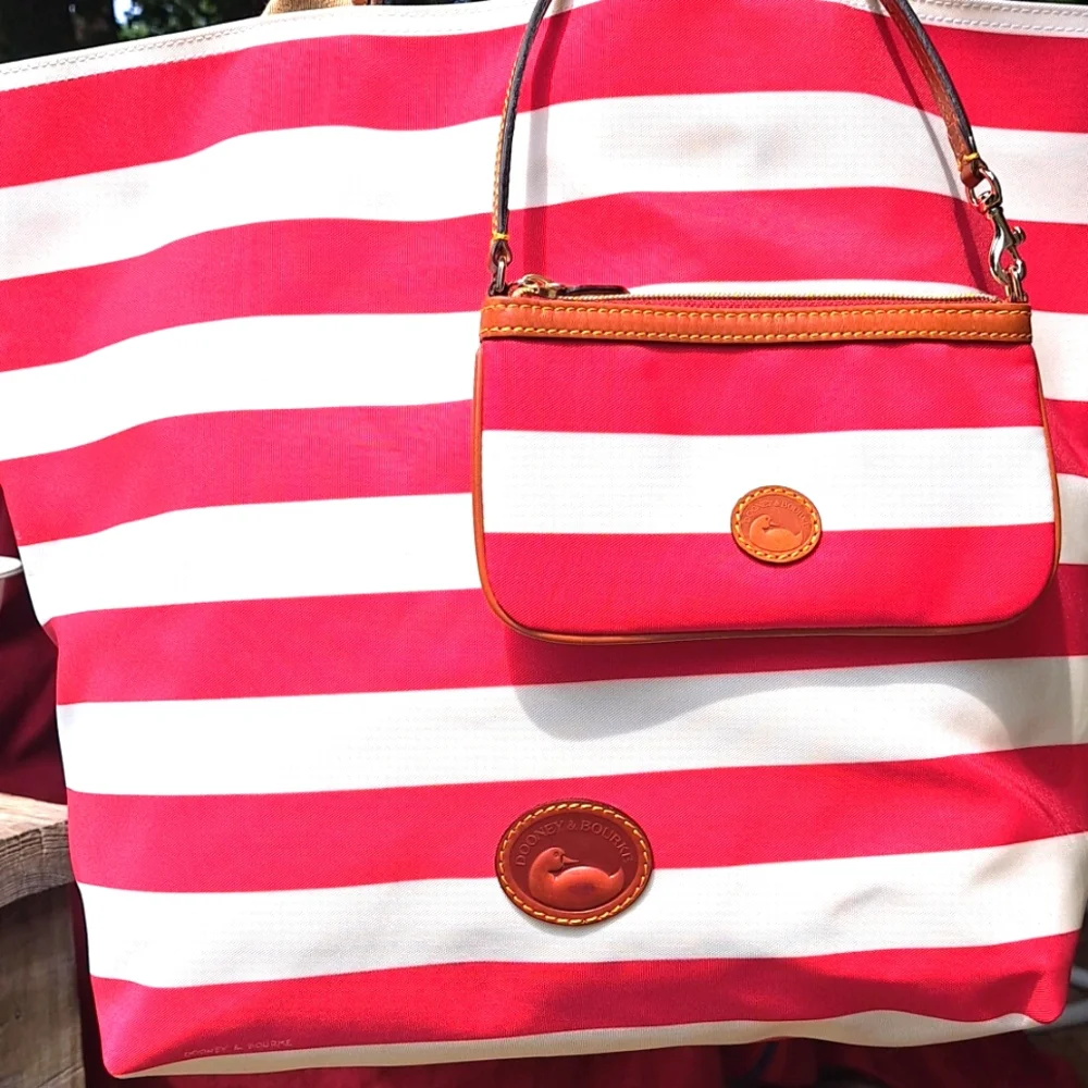 🎆 Sale NEW Dooney & Burke Red/White Large TravelTote/Great for Shopping/Beach - Picture 2 of 10